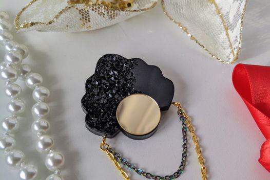 Брошь-матрешка из эпоксидной смолы