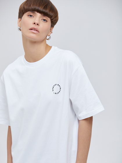 Белая футболка из плотного хлопка с логотипом Surfer Raincoats® на груди.