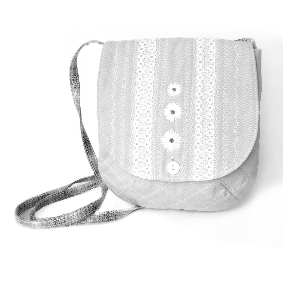 Светло-серая тканевая сумочка ручной работы с кружевами и вышивкой
