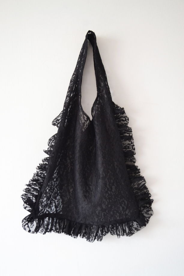 Черный кружевной шоппер с рюшами