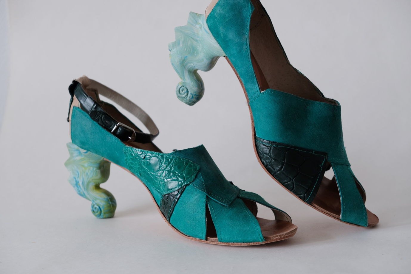 Зеленые туфли с динамическими каблуками "морской конек" и вставками из кожи крокодила. Размер 41.5