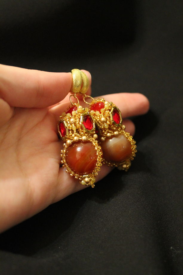 Серьги из крупных круглых агатов и малиновых страз