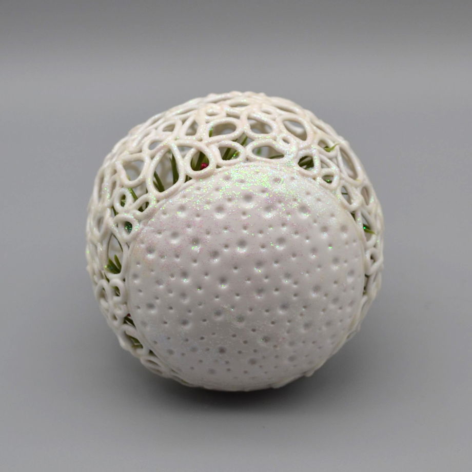 Ажурный шар ручной работы 8 см белый с икебаной из хвои и остролиста