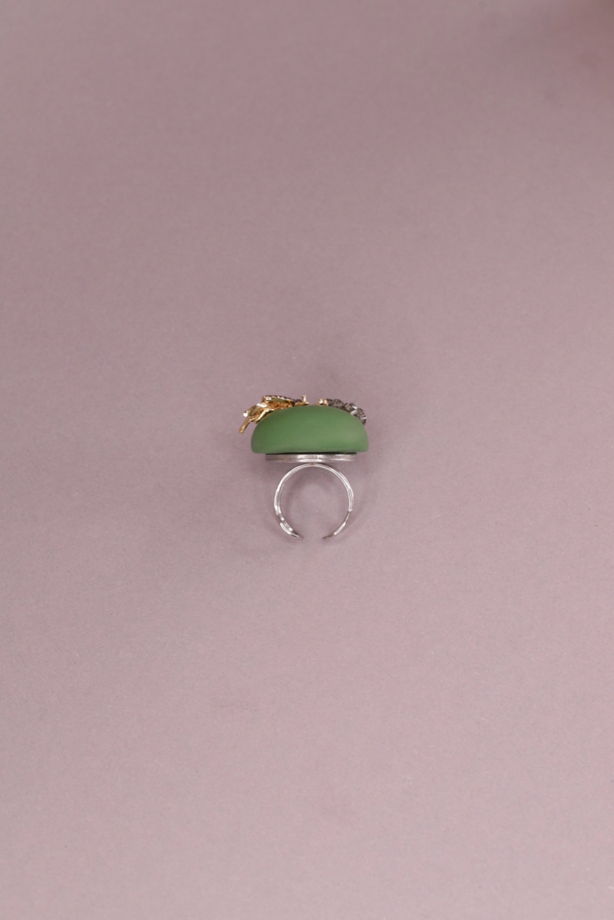 Зеленое кольцо с жучком на регулируемой основе