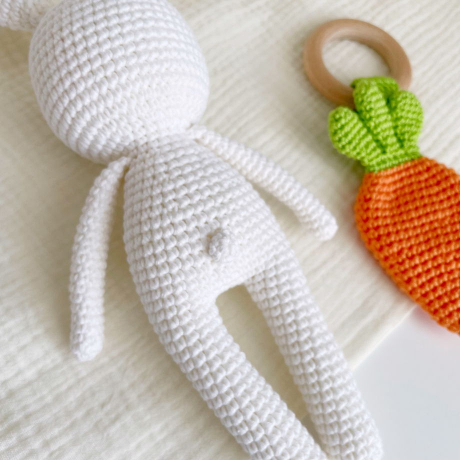Набор для малышей - игрушка зайчик и шуршащая морковка из хлопка