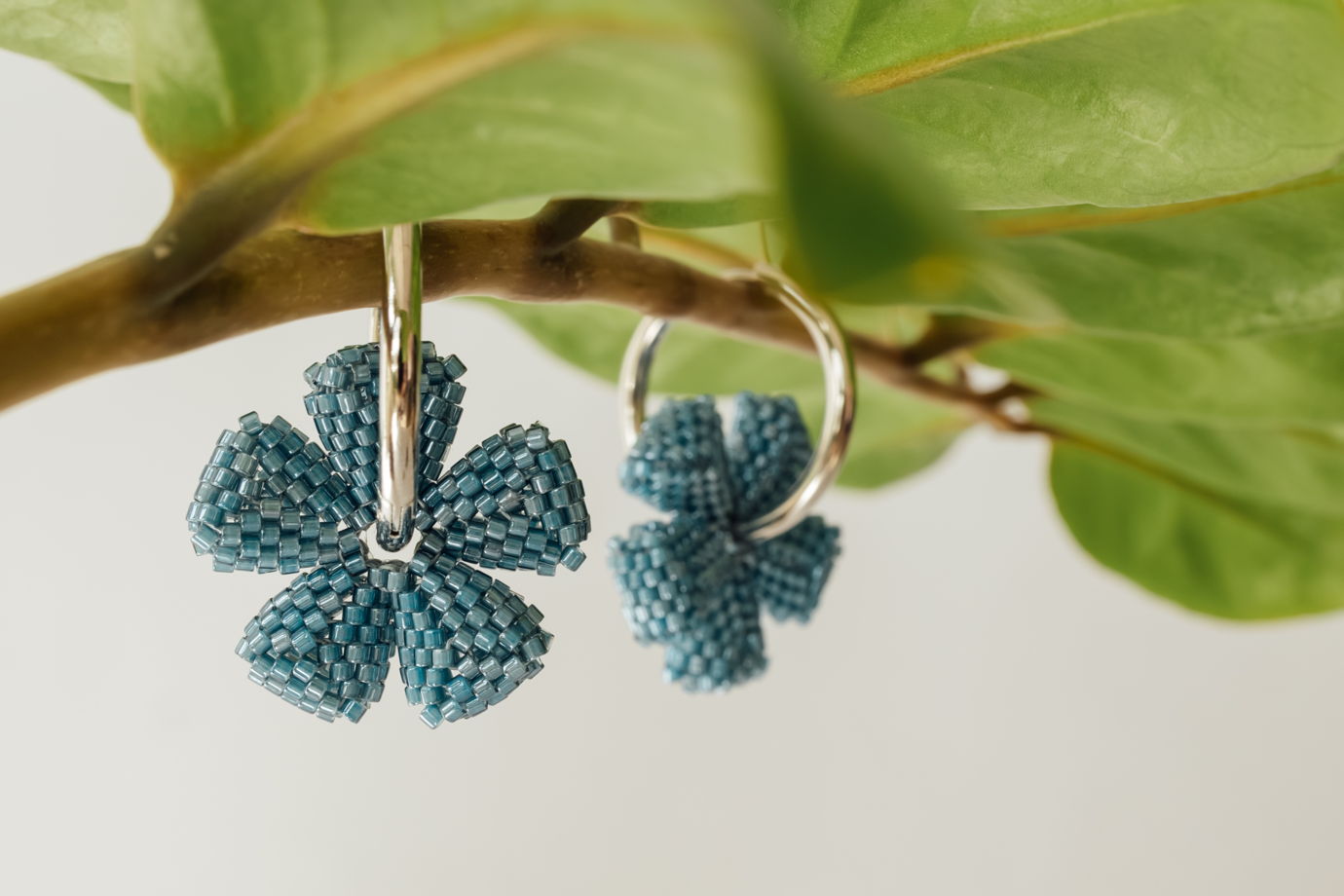 Серьги кольца с цветами бисерные серьги цветок из бисера синий