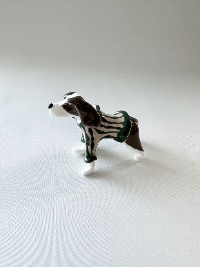 Статуэтка-подвес-ёлочная игрушка собака бигль в полосатом свитере из английского костяного фарфора ручной работы