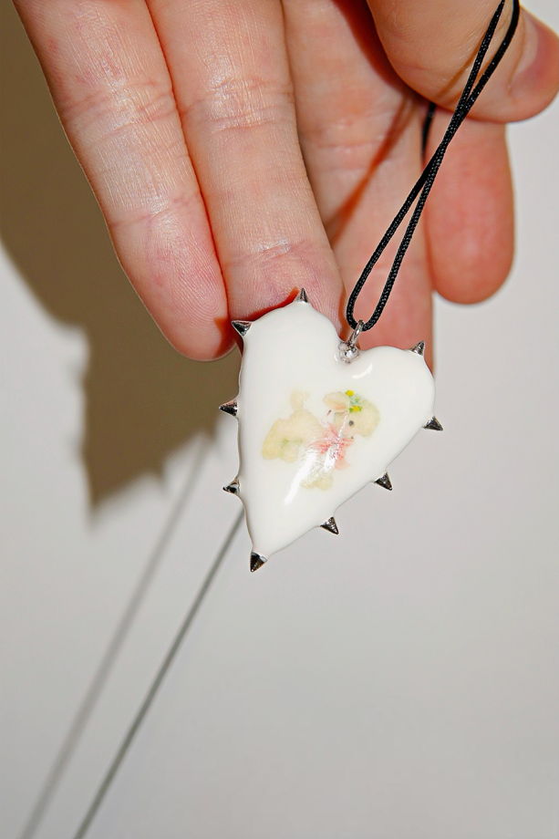 Кулон-перевёртыш в форме сердца с шипами