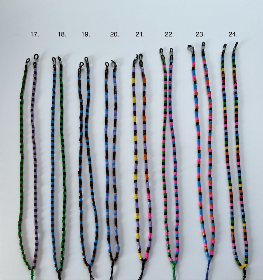 Холдеры для очков из разноцветных бусин асимметричного дизайна
