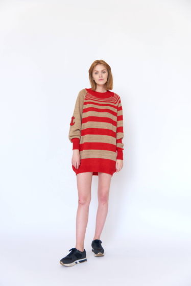 Полосатый красно-бежевый свитер оверсайз