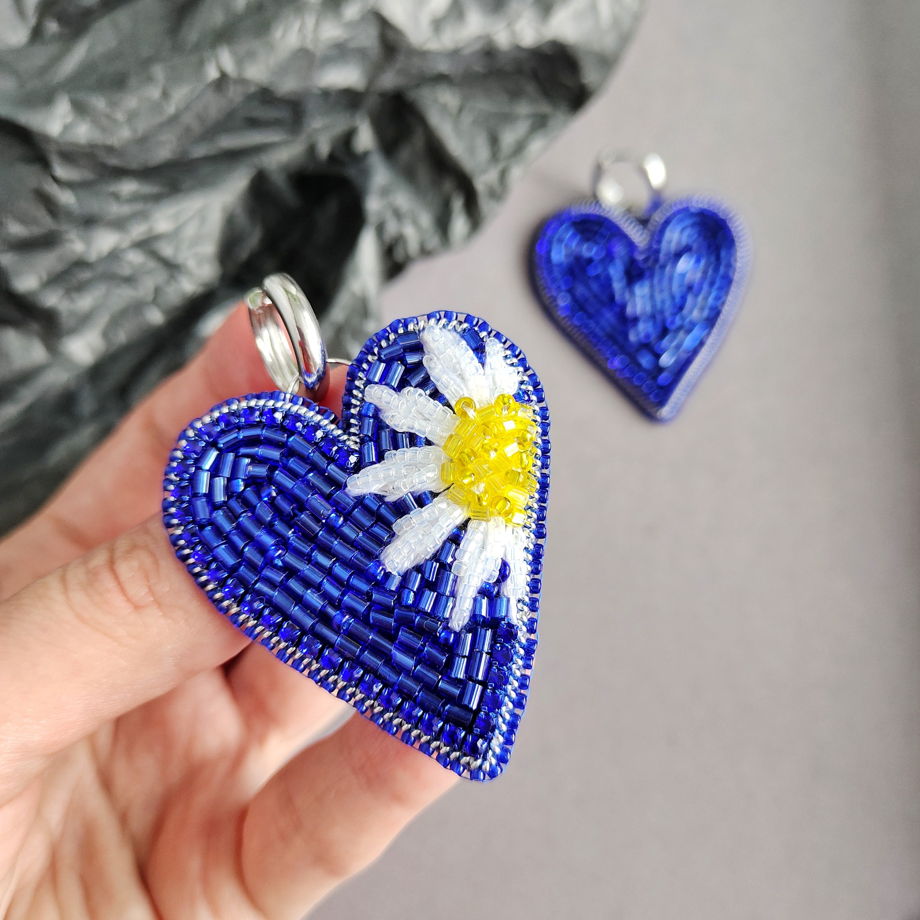 Серьги синие сердца ассиметричные с ромашкой из бисера ручной работы