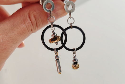 Асимметричные Серьги с белыми / черными кольцами