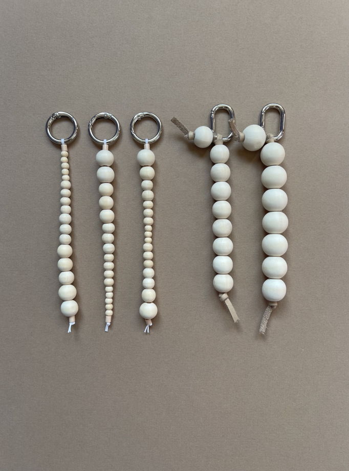 Брелок обвес из деревянных бусин с карабином