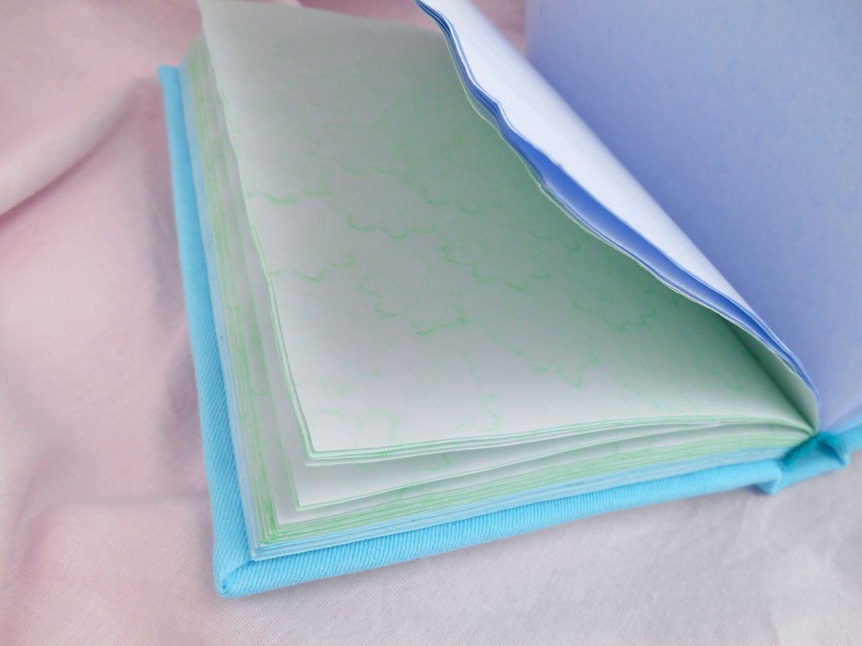 Небесно-голубой блокнот а5 с тканевой обложкой и цветными страницами ручной работы