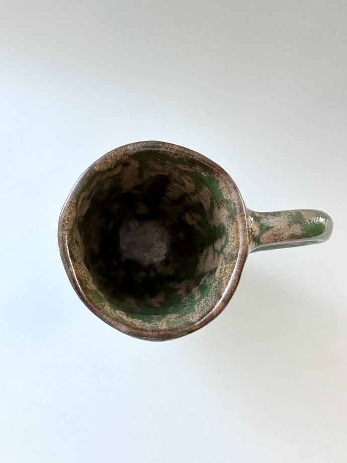 Зелёная чашка из черной керамики