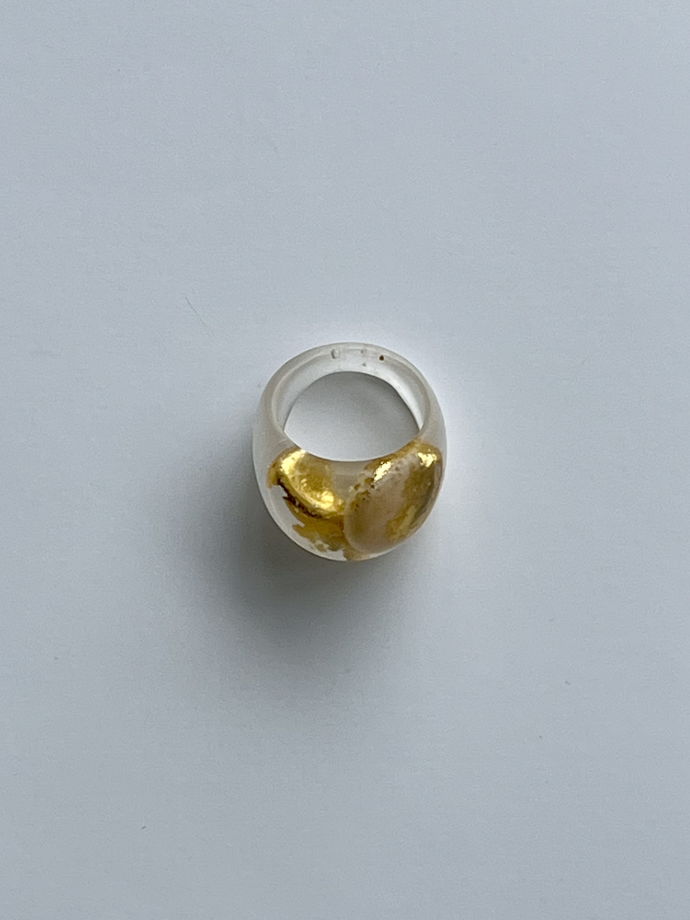 большое кольцо с морскими камушками в золотой окантовке