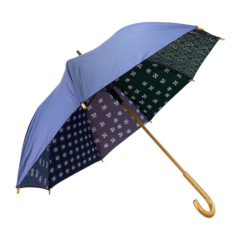 Двусторонний зонт Паттерны в сине-фиолетовых цветах сочетают строгий синий с внешней стороны зонта и волшебный цветной мир с внутренней