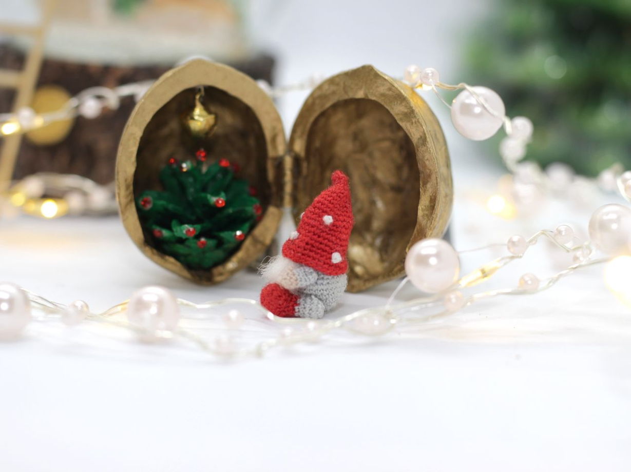Миниатюрный гном в скорлупе грецкого ореха, новогодний сувенир ручной работы.