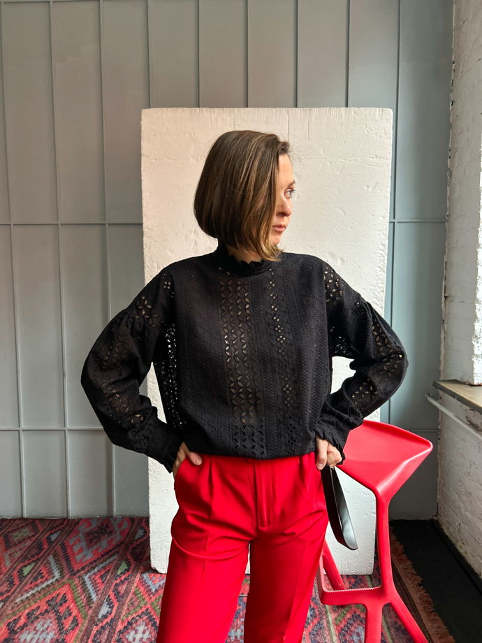 Блузка из хлопкового шитья Барышня в черном цвете