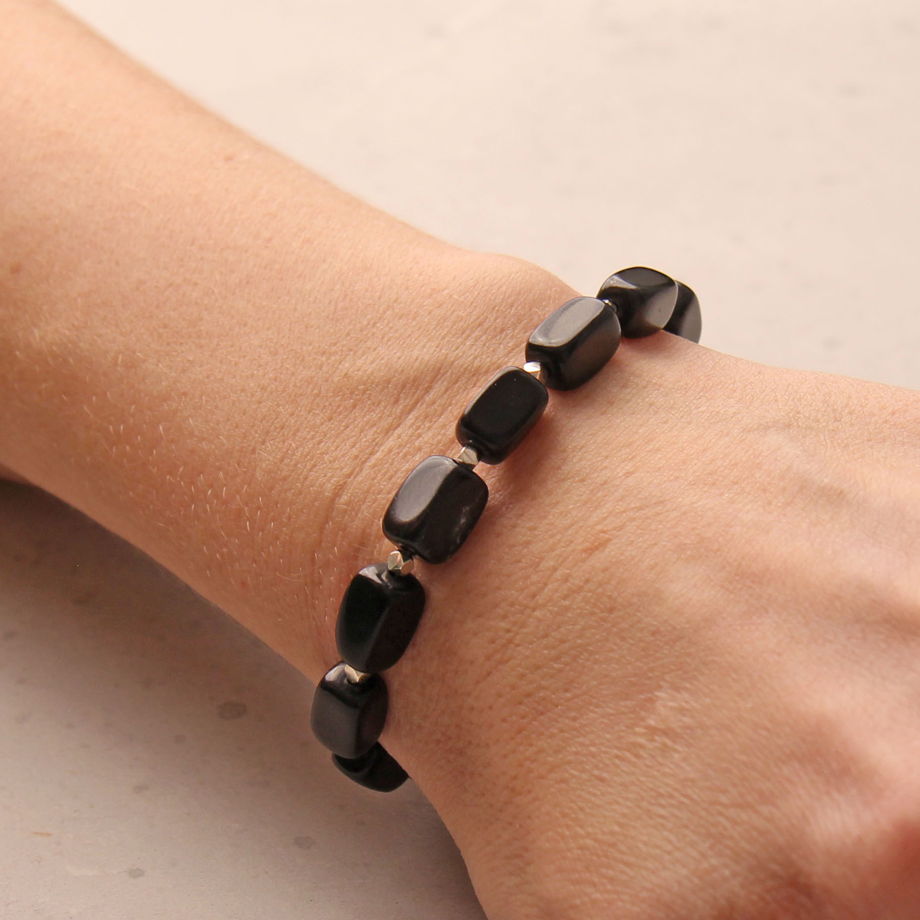 Браслет из черного нефрита и серебра 925 пробы.