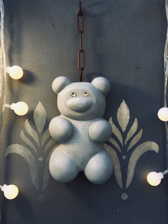 Медведь для декора стен из арт бетона со стразами