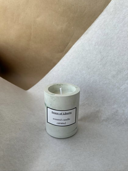 Ароматическая свеча Карамель х ваниль в зеленом гипсовом подсвечнике ручной работы 100 мл