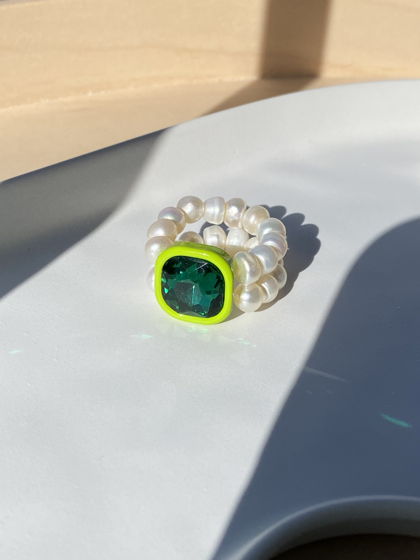 Эффектное кольцо из натурального жемчуга «Королева Бала»