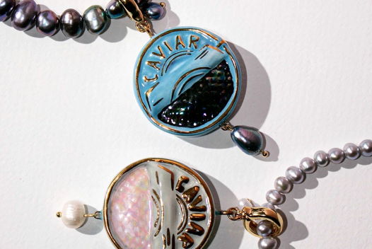 Фарфоровый амулет икра на карабине с жемчугом