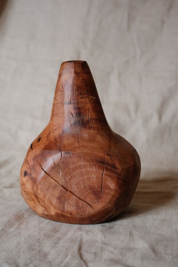 Интерьерная ваза из яблони