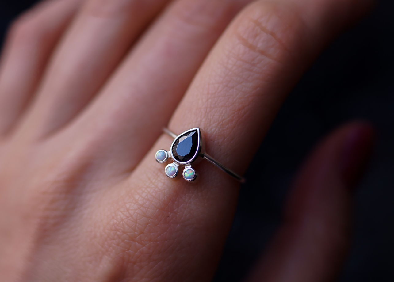 Серебряное кольцо с черным фианитом каплей и натуральными опалами