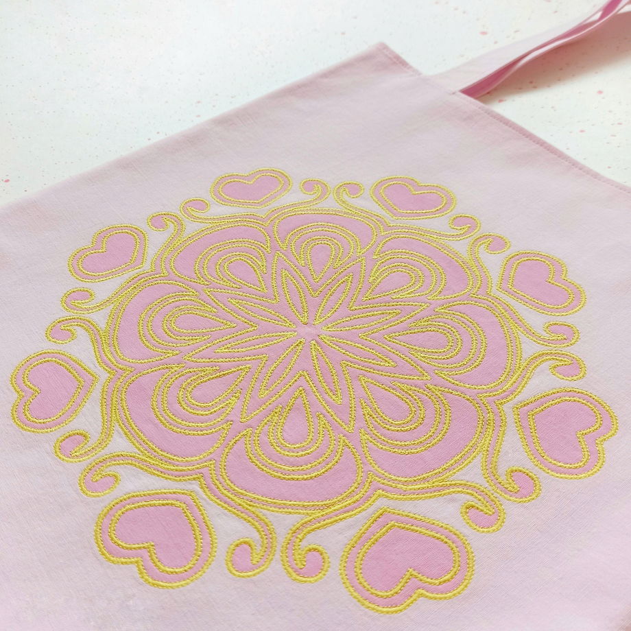 Шоппер с ручной росписью и вышивкой. Розовая эко-сумка из хлопка с мандалой и сердечками.