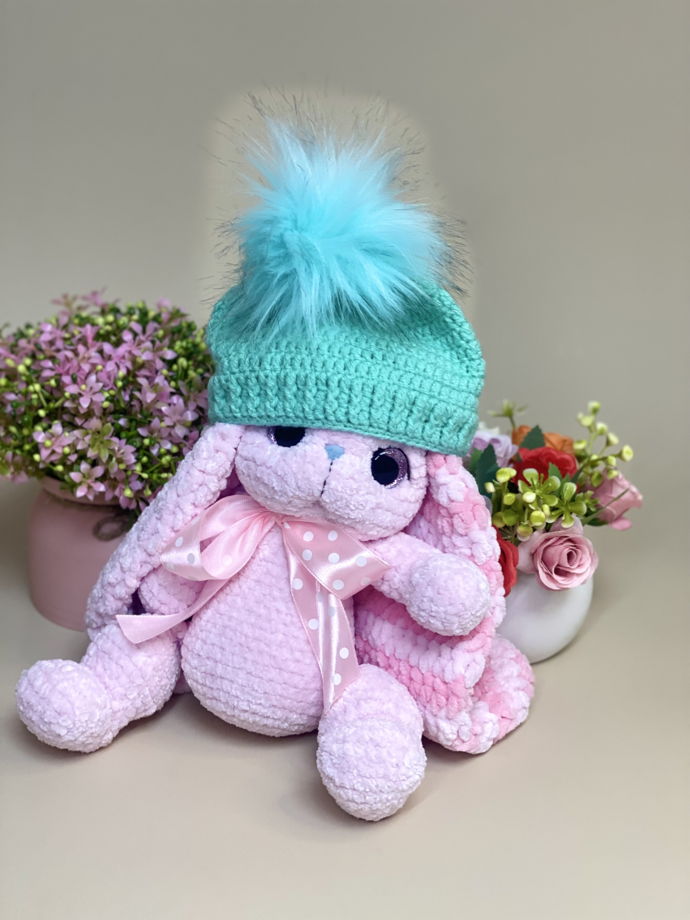 Вязаная игрушка вязаная зайка в шапочке