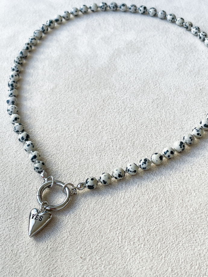 Колье из далматиновой яшмы со съемной подвеской yes/no