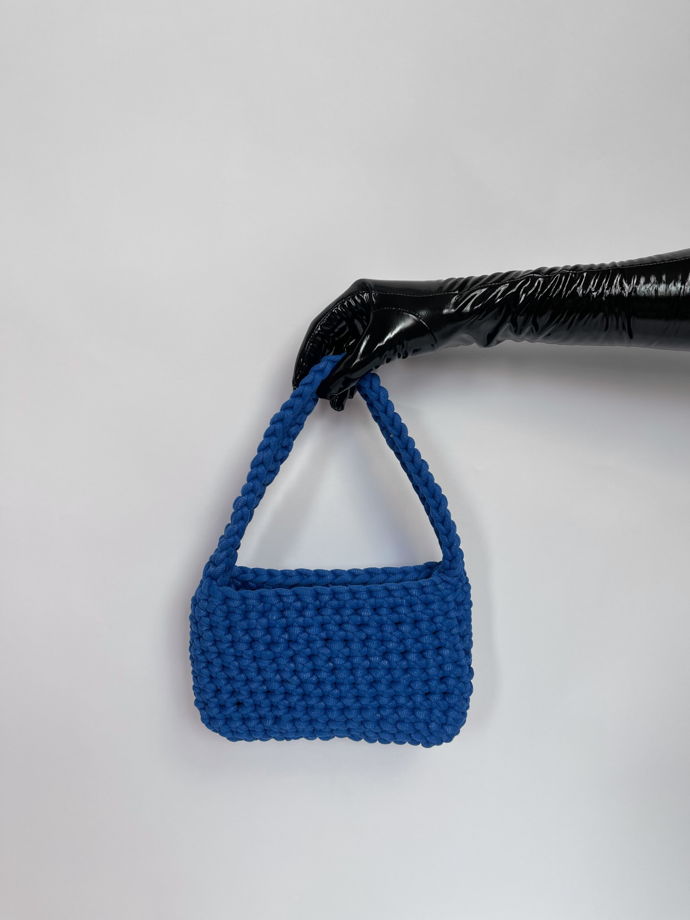 Вязаная синяя сумка с короткой ручкой
