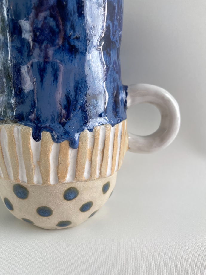 Керамическая ваза с ручками для полевых цветов ручной лепки