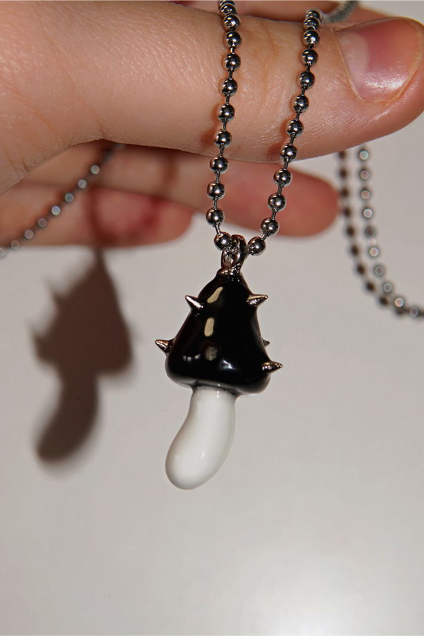 Черно-белый кулон-гриб ручной работы «Готика»