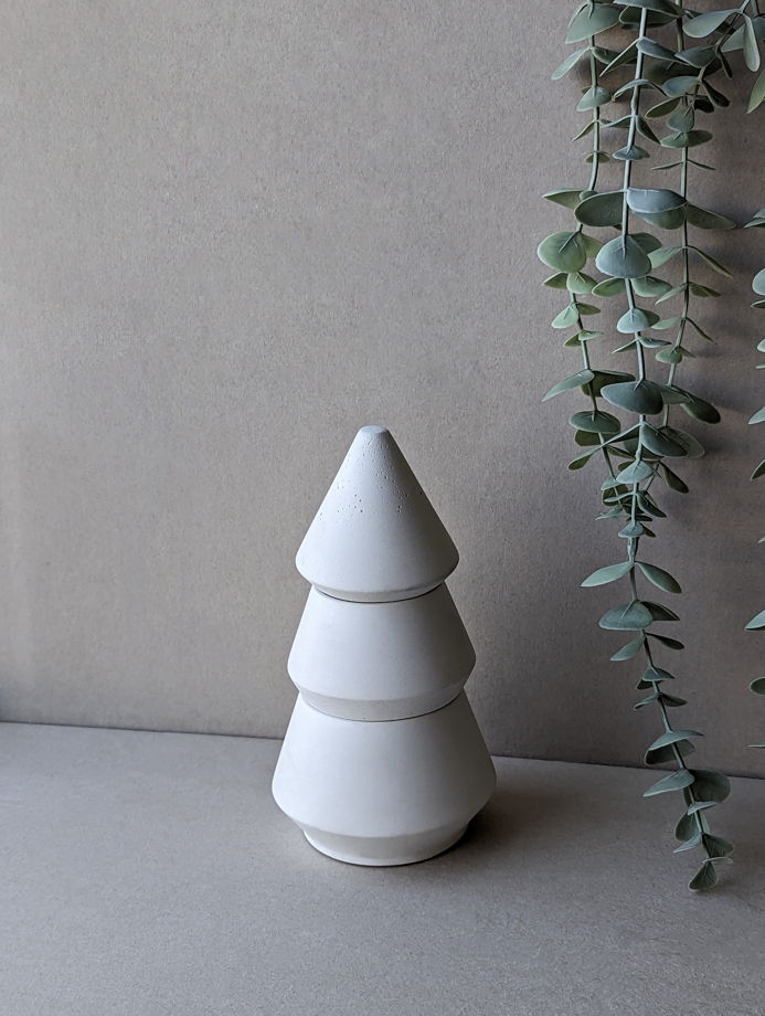 Набор новогодних ароматических свечей из соевого воска в форме елки ALVA в дизайнерской упаковке  (белый)