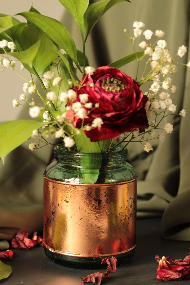 Низкая ваза из старинной банки с золочением медным листом | Bloom 149