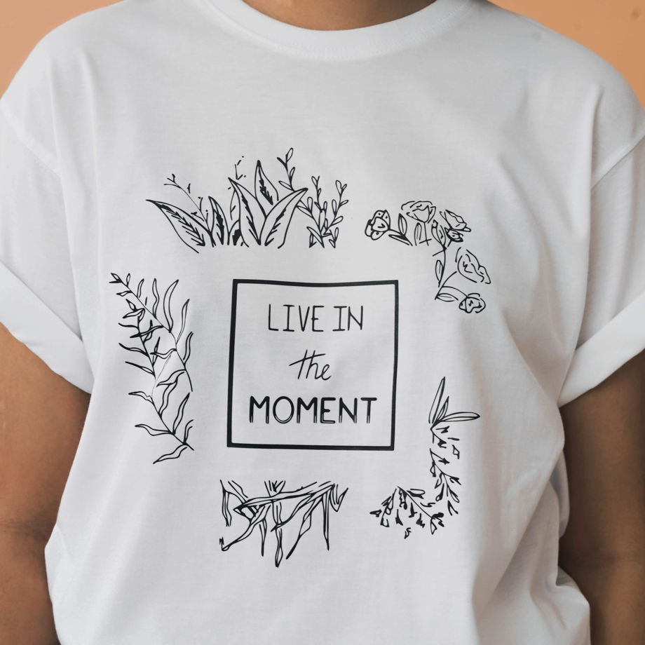 Белая женская хлопковая футболка «Live in the moment»