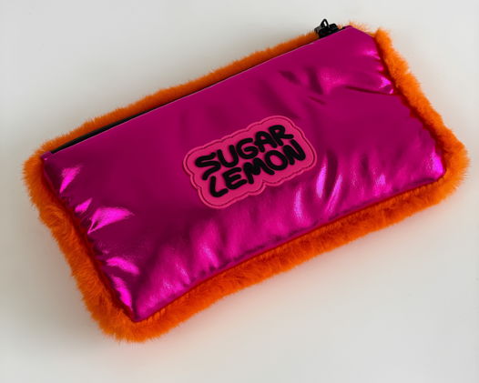 Дизайнерская косметичка из лакированной экокожи цвета фуксия спереди и искусственного оранжевого меха сзади, c логотипом  SugarLemon, размер S