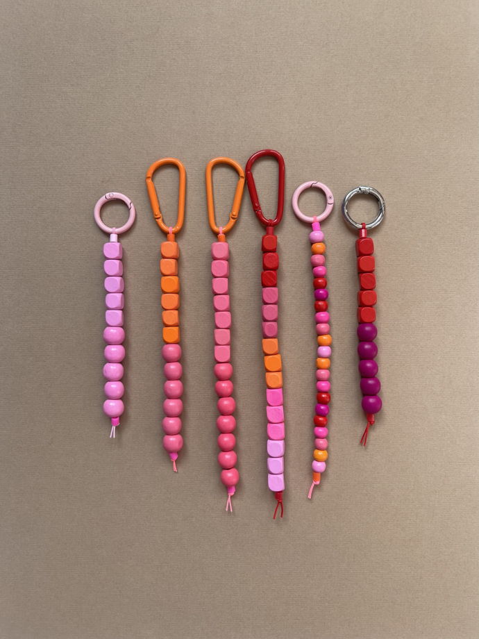Брелок для ключей из цветных бусин. Декоративный обвес для сумки.