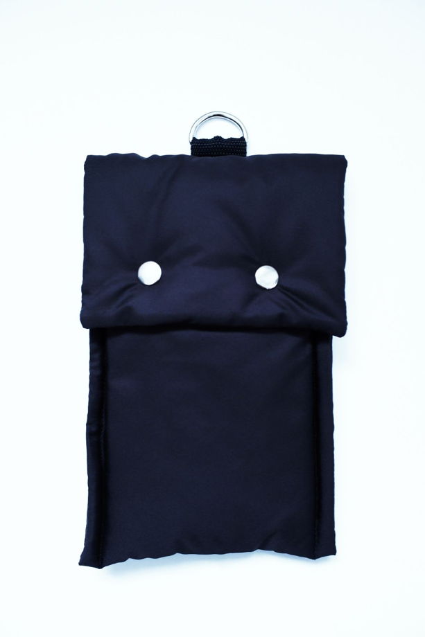 Стеганый чехол / сумочка для телефона на регулирующемся ремешке.
