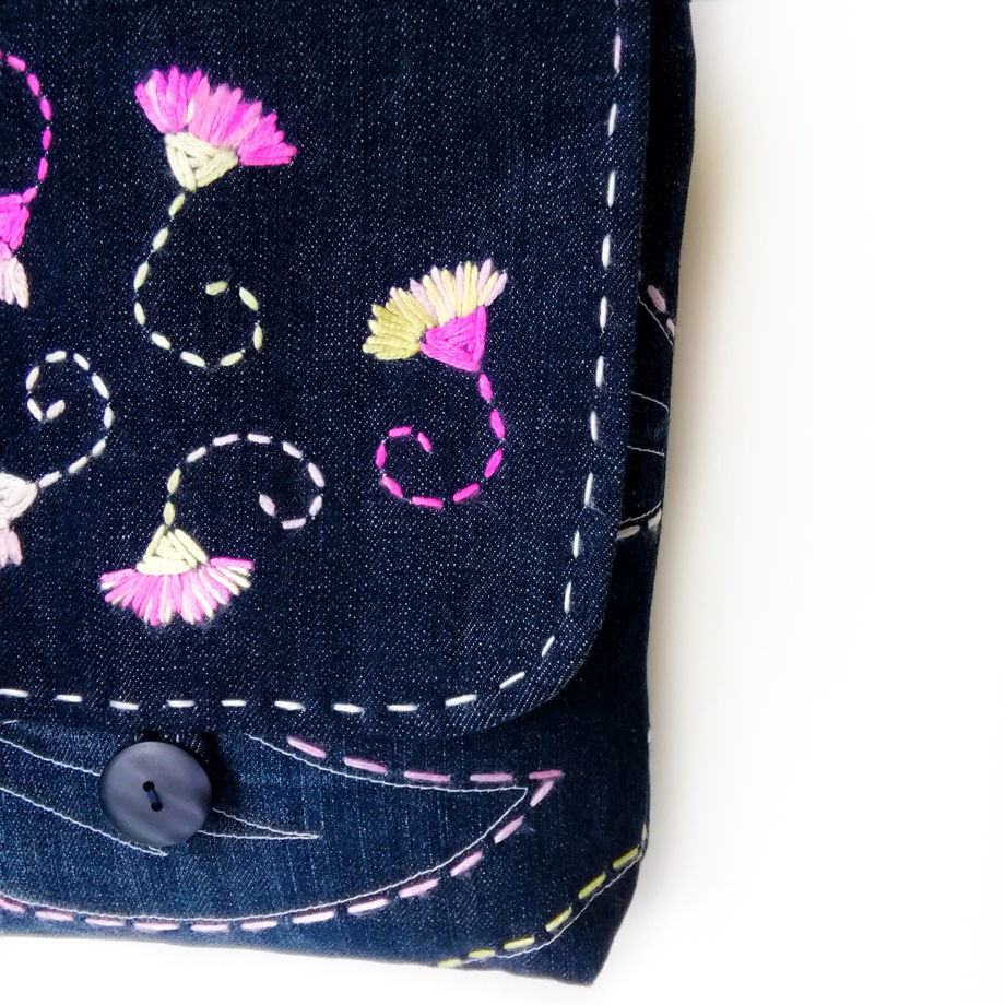 Джинсовая сумочка через плечо с вышитыми цветами