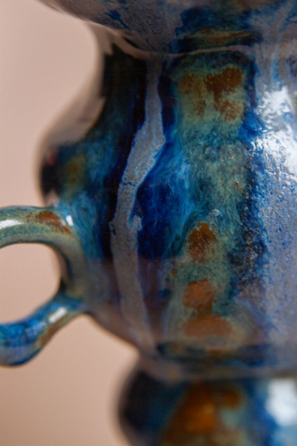 Керамическая ваза ручной работы, покрытая разными оттенками синей и голубой глазурей