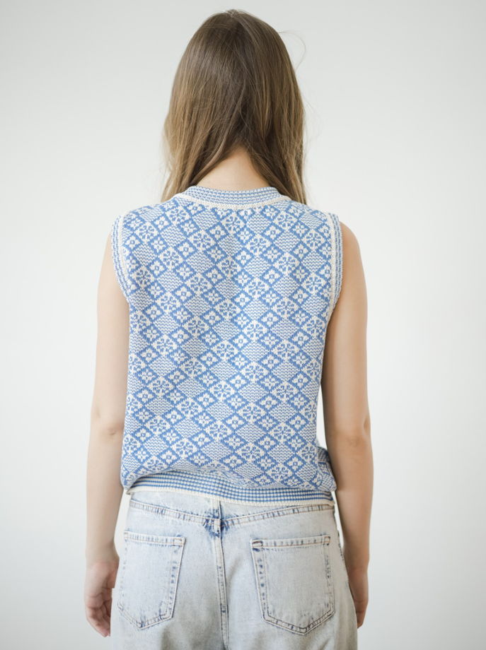 Вязаный жилет на пуговках