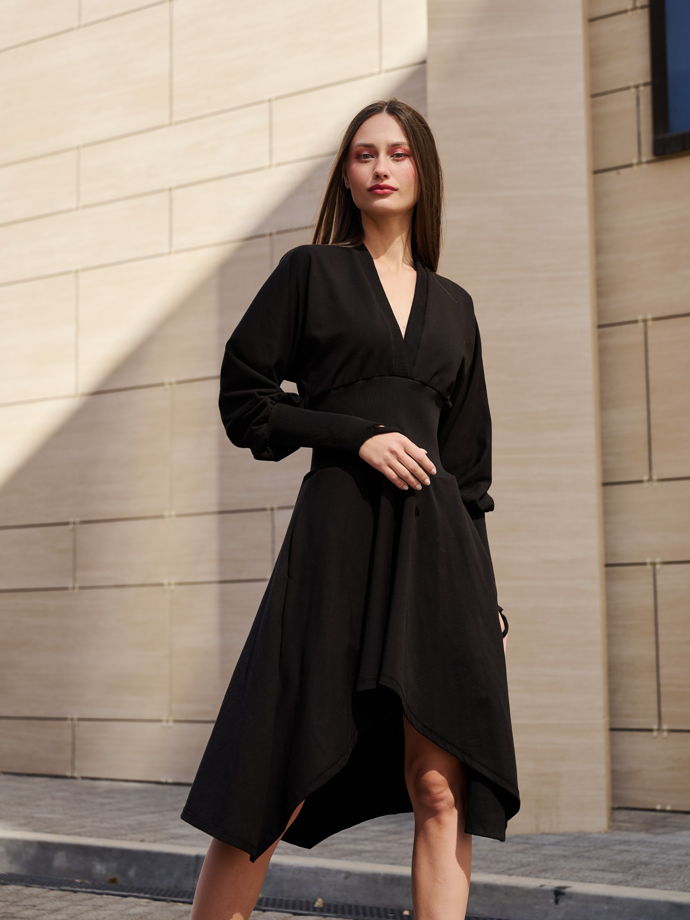 Платье Yohako 01 черного цвета с объемными рукавами и асимметричной юбкой