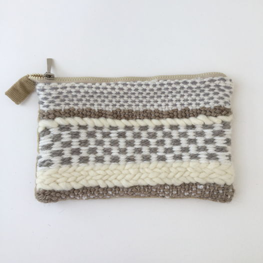 Бежевая тканая косметичка