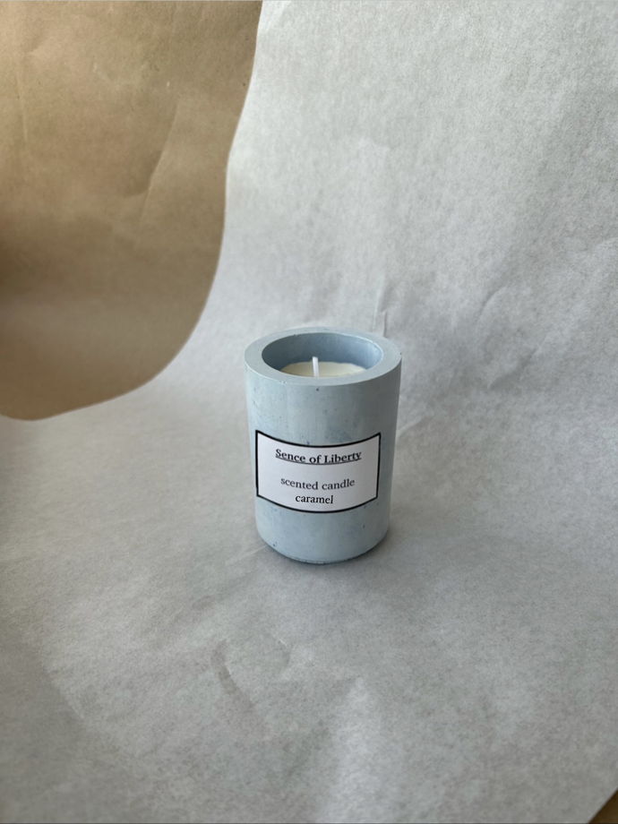 Ароматическая свеча Карамель х ваниль в голубом гипсовом подсвечнике ручной работы 100 мл