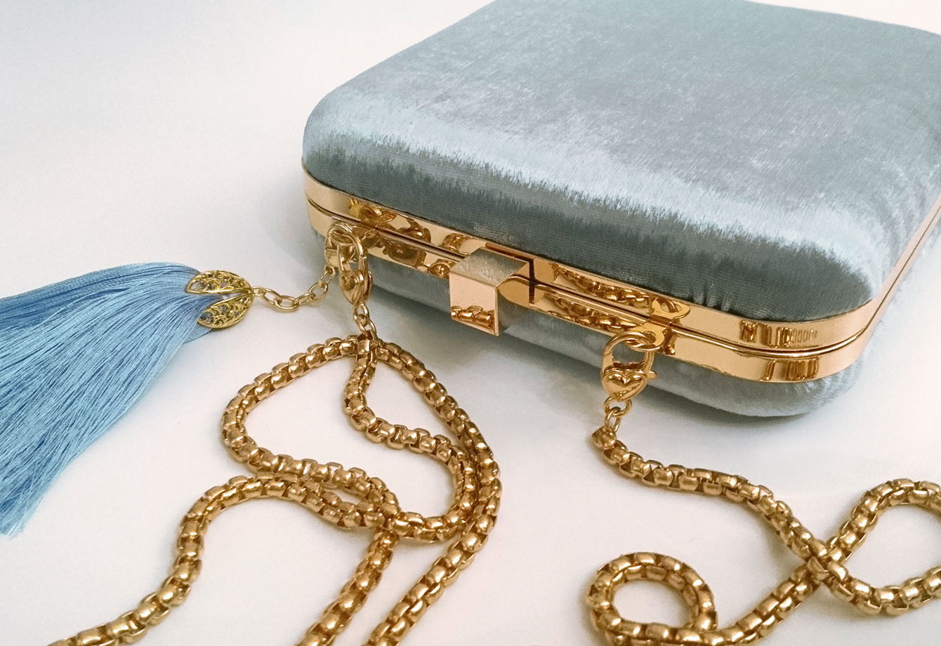 Клатч небесно-голубой из шёлкового бархата с золотым металлом