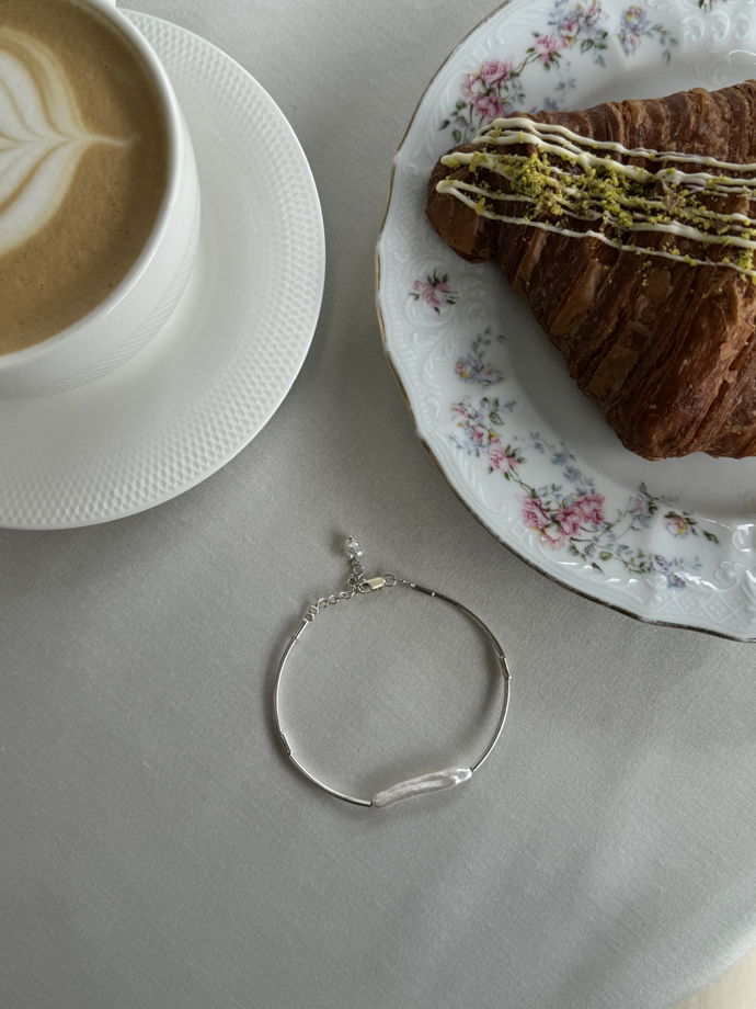 Браслет из серебряных трубочек с вставкой жемчужина